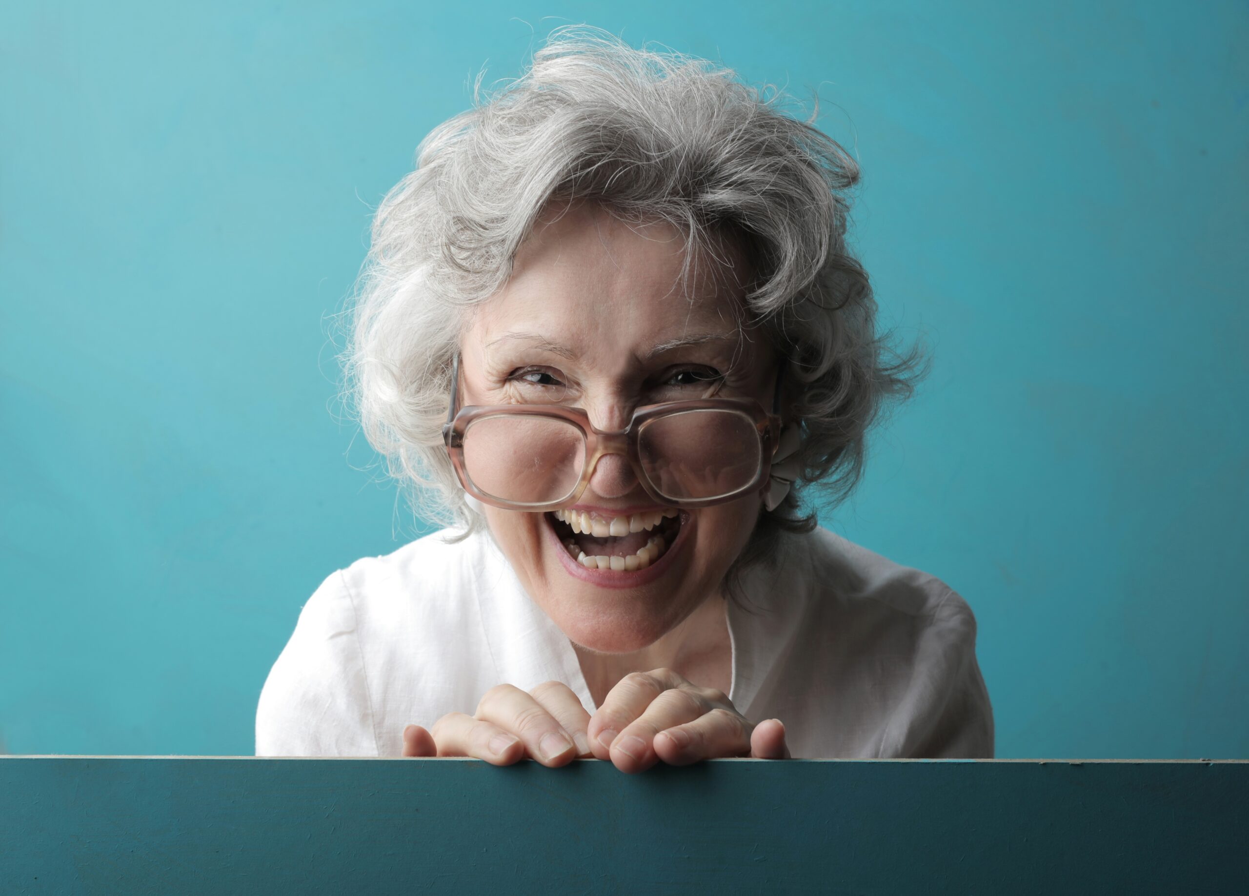 yoga-du-rire-personne-agee